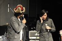 中継会場のMCに抜擢されたJxJxとJIMは、WWWに来てくれるアーティスト仲間を募集。片っ端から電話をかけまくった。