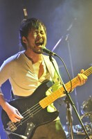 独特のアイコンイラストで脚光を浴びている五味岳久。出演者から「画伯！」と呼ばれると照れくさそうな表情を浮かべた。