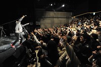 オーディエンスとコール＆レスポンスを繰り広げるMCの2人。ちなみにこの日は「スペシャなう」とMCが叫び、オーディエンスが「ツー」と返すコール＆レスポンスを展開。