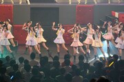 写真は2010年11月27日の愛知県芸術劇場大ホール公演より、メンバー57人で「１！２！３！４！　ヨロシク！」を披露するSKE48。(C)PYTHAGORAS PROMOTION
