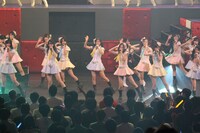 メンバー57人で「１！２！３！４！ ヨロシク！」を披露するSKE48（写真は第2公演より）。 (c)PYTHAGORAS PROMOTION