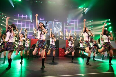 写真は2010年11月27日の愛知県芸術劇場大ホール公演より、メンバー57人で「１！２！３！４！　ヨロシク！」を披露するSKE48。(C)PYTHAGORAS PROMOTION