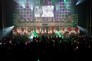 写真は2010年11月27日の愛知県芸術劇場大ホール公演より、メンバー57人で「１！２！３！４！　ヨロシク！」を披露するSKE48。(C)PYTHAGORAS PROMOTION