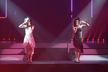 新衣装で「TWO ROSES」を歌唱する松井玲奈（写真左）と松井珠理奈（右）。 (c)PYTHAGORAS PROMOTION