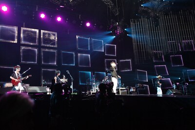 メジャーデビューからの5年間を総括するような圧巻のステージを展開したUVERworld。