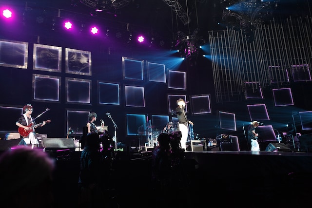 メジャーデビューからの5年間を総括するような圧巻のステージを展開したUVERworld。