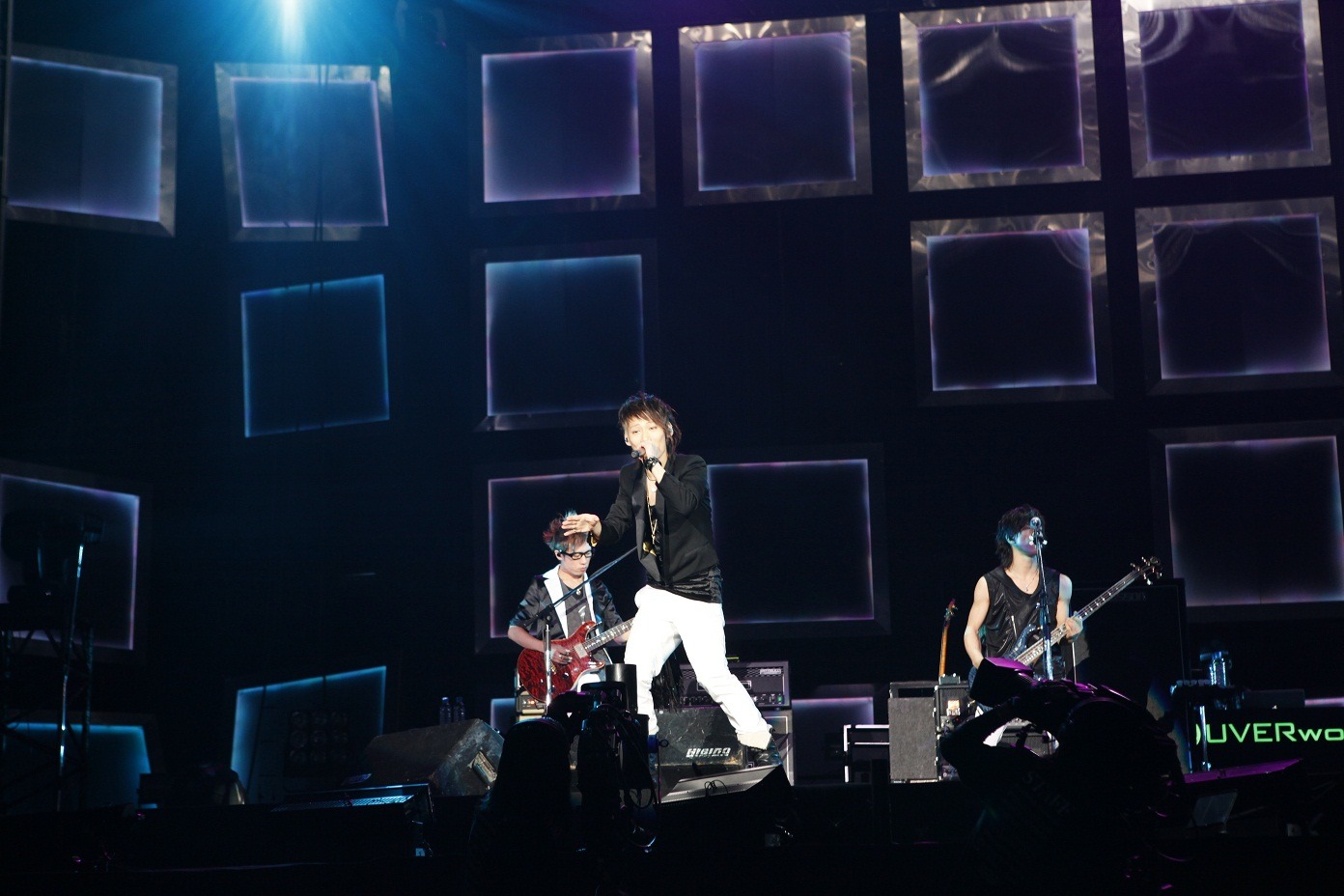 今週の人気の画像10位は「UVERworld初の東京ドームライブに4万2000人熱狂」より、ライブの模様。