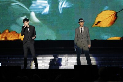 ブラック＆グレーのスーツで登場したCHEMISTRY堂珍＆川畑。