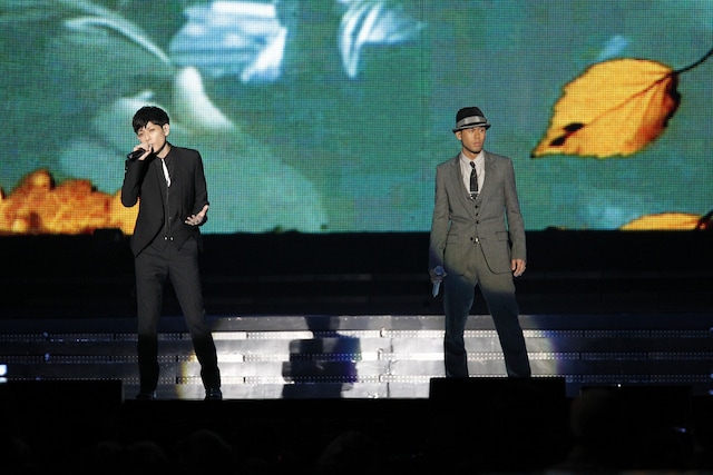 ブラック＆グレーのスーツで登場したCHEMISTRY堂珍＆川畑。