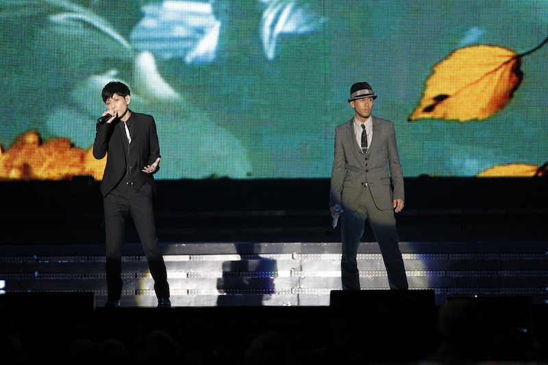 ブラック&グレーのスーツで登場したCHEMISTRY堂珍&川畑。