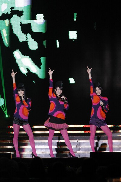 最新シングル「ねぇ」の衣装でライブパフォーマンスを披露したPerfume。