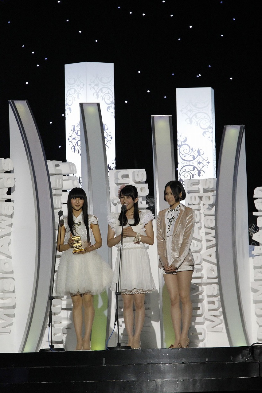 Best Asia POP Artist賞のトロフィーを受け取り感無量のPerfume。