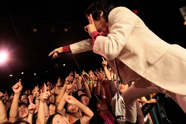 ロックンロールとファンクミュージックの最高沸点“Funk-a-lismo”で場内にグルーヴの渦を生み出すFUNKY 4とプラスワンモー。