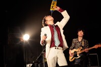 “栄養”を補給するコヤマシュウ。