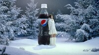 「ペプシネックス」のテレビCM「宇多田ヒカルクリスマス」編の1シーン。