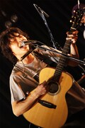 写真は11月26日に下北沢GARDENで行われた年内最後のワンマンライブの様子。
