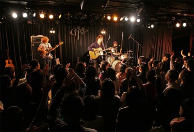 写真は11月26日に下北沢GARDENで行われた年内最後のワンマンライブの様子。