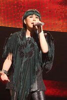 豪華絢爛なゲストアーティストが17組登場したライブも、最後はダークな雰囲気漂うメジャーデビュー曲「最終宣告」で締めくくったAI。