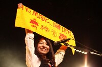 タワレコタオルを高く掲げるHARUNA。（写真：KAZUKI WATANABE）