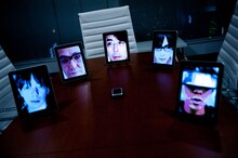 iPad上に出現した「電子音楽部」メンバー、福間創、三浦俊一、中野テルヲ、戸田宏武、小林写楽（写真左から）。