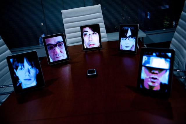 iPad上に出現した「電子音楽部」メンバー、福間創、三浦俊一、中野テルヲ、戸田宏武、小林写楽（写真左から）。