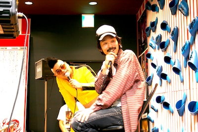 ステージ横に掲示されたバイト君の写真を見ながら「これは彼の遺影になりますね」と冗談まじりに語る暴動。