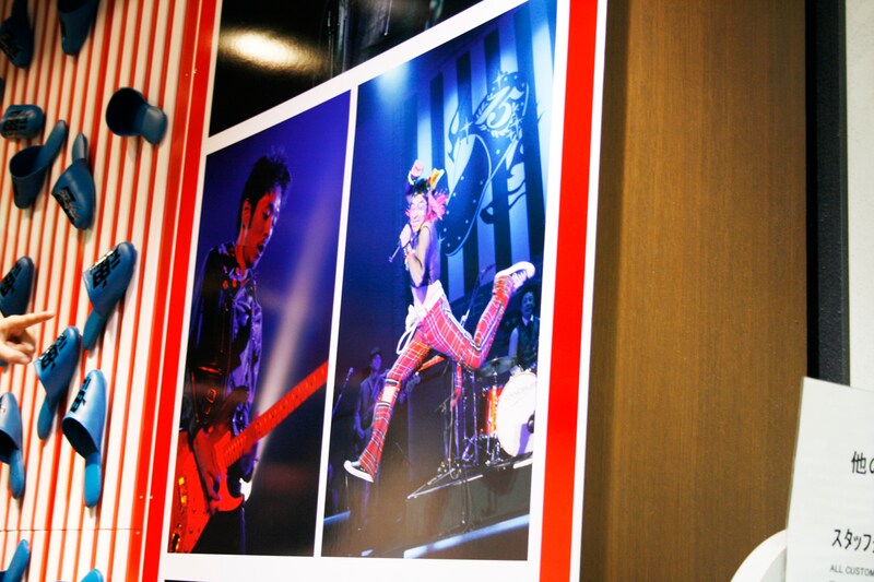 タワレコ渋谷店では現在、魂のステージ写真や年表を展示中。トークショーではイベントスペース横に掲出された年表を見ながら歴史を振り返る一幕もあった。