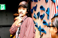 こっちを見る暴動。