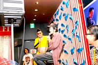 先日、日本武道館でのライブに向けて、メンバーで現地を下見したグループ魂。その日はちょうどTHE ROLLING STONESのフィルムコンサートを行っていたため、正面入り口で記念撮影をしたらSTONESの看板が大きく写り込んでしまったとこと。