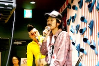 写真は11月にタワーレコード渋谷店で行われたグループ魂トークイベントの様子。観覧無料ということもあり、1階のイベントスペースには多数の観客が詰めかけた。