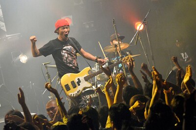 今年の夏は「FUJI ROCK FESTIVAL '10」「RISING SUN ROCK FESTIVAL 2010 in EZO」「RUSH BALL 2010」といった大型ロックフェスに3ピースバンド編成で出演し、パンクロッカーとしての健在ぶりをアピールした難波章浩。