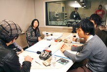 ジョージの話に聞き入るBUMP OF CHICKENの4人。