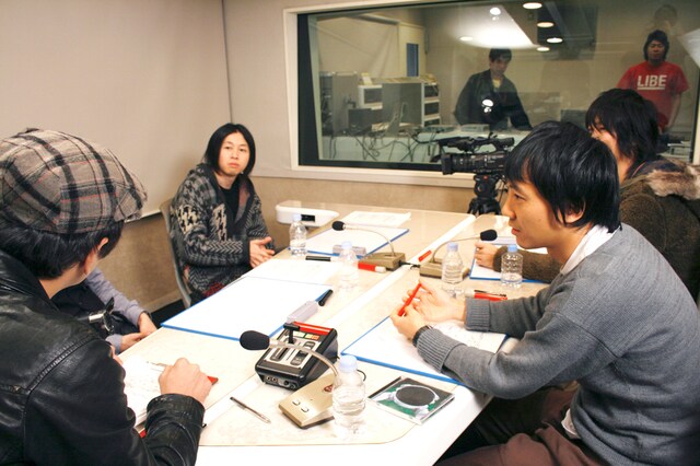 ジョージの話に聞き入るBUMP OF CHICKENの4人。