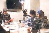 ジョージが繰り出す質問を聞いている藤原と直井。