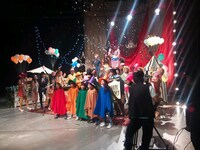 「愛のテーマ」ビデオクリップ撮影でのスタジオの様子。