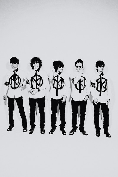 5人体制でのアーティスト写真も公開。