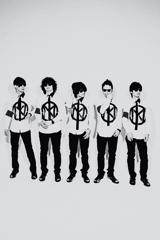 5人体制でのアーティスト写真も公開。