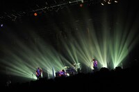 写真は「新譜録音経過報告行脚ワンマンツアー」東京公演の様子。