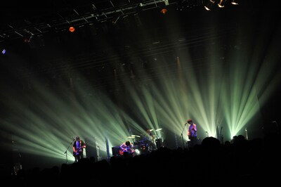 写真は「新譜録音経過報告行脚ワンマンツアー」東京公演の様子。