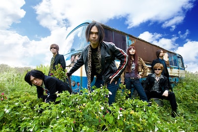 写真はソウル・フラワー・ユニオン。中央が中川敬。