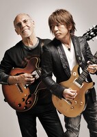 松本孝弘（写真右）とラリー・カールトン（写真左）