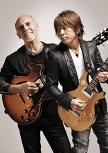 ラリー・カールトン（写真左）と松本孝弘（右）による国内ツアー・ブルーノート東京公演の模様はライブDVDとしてリリースされている。