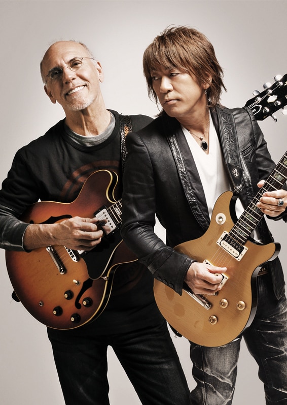 ラリー・カールトン(写真左)と松本孝弘(右)による国内ツアー・ブルーノート東京公演の模様はライブDVDとしてリリースされている。