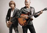 松本孝弘（写真左）とラリー・カールトン（右）。