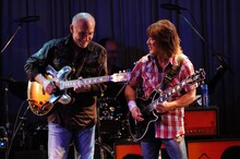 ラリー・カールトン（写真右）と松本孝弘（左）によるライブの模様。