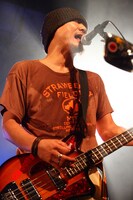 八熊慎一（Vo, B/SPARKS GOGO）（写真：KAZUKI WATANABE）