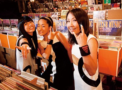 12月5日から東名阪ツアー「SHONEN KNIFE “SPACE X’mas Tour 2010”」がスタートする少年ナイフ。
