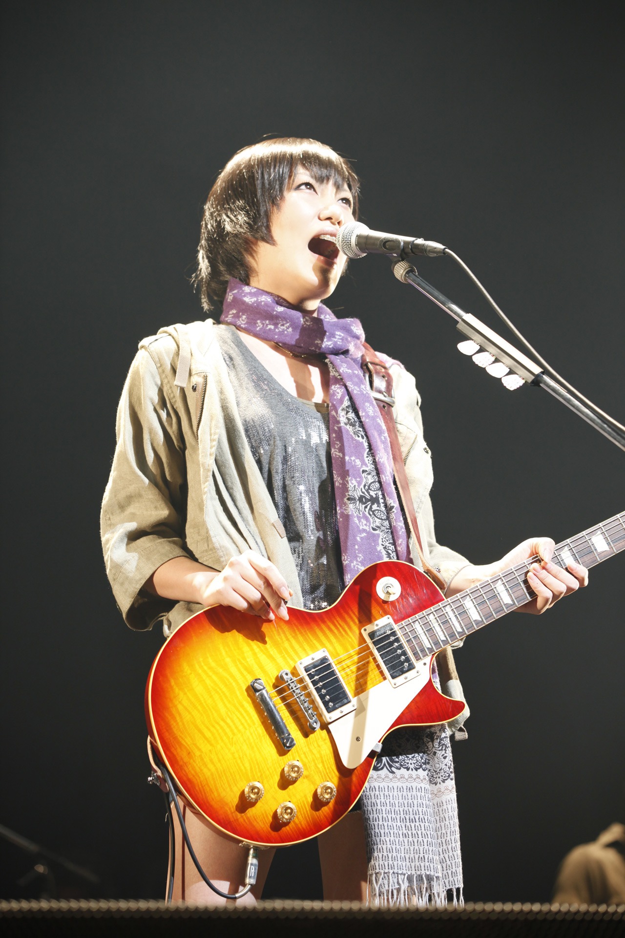 写真はなんばHatchでのライブの模様。