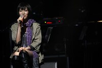 写真はなんばHatchでのライブの模様。