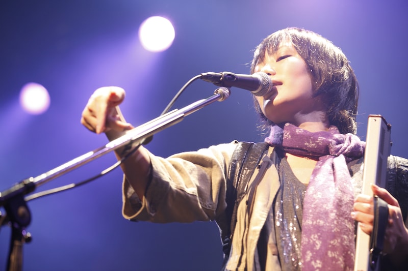 写真はなんばHatchでのライブの模様。